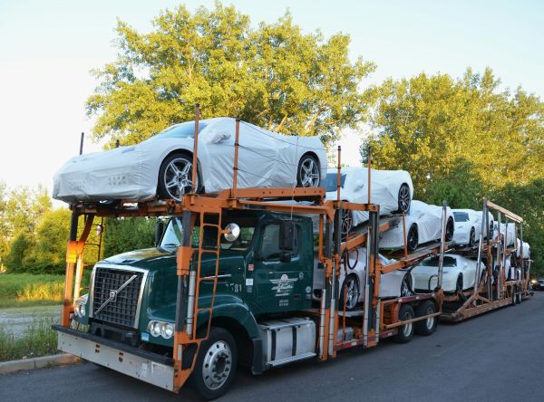 Choisir le meilleur service pour transporter une voiture de luxe